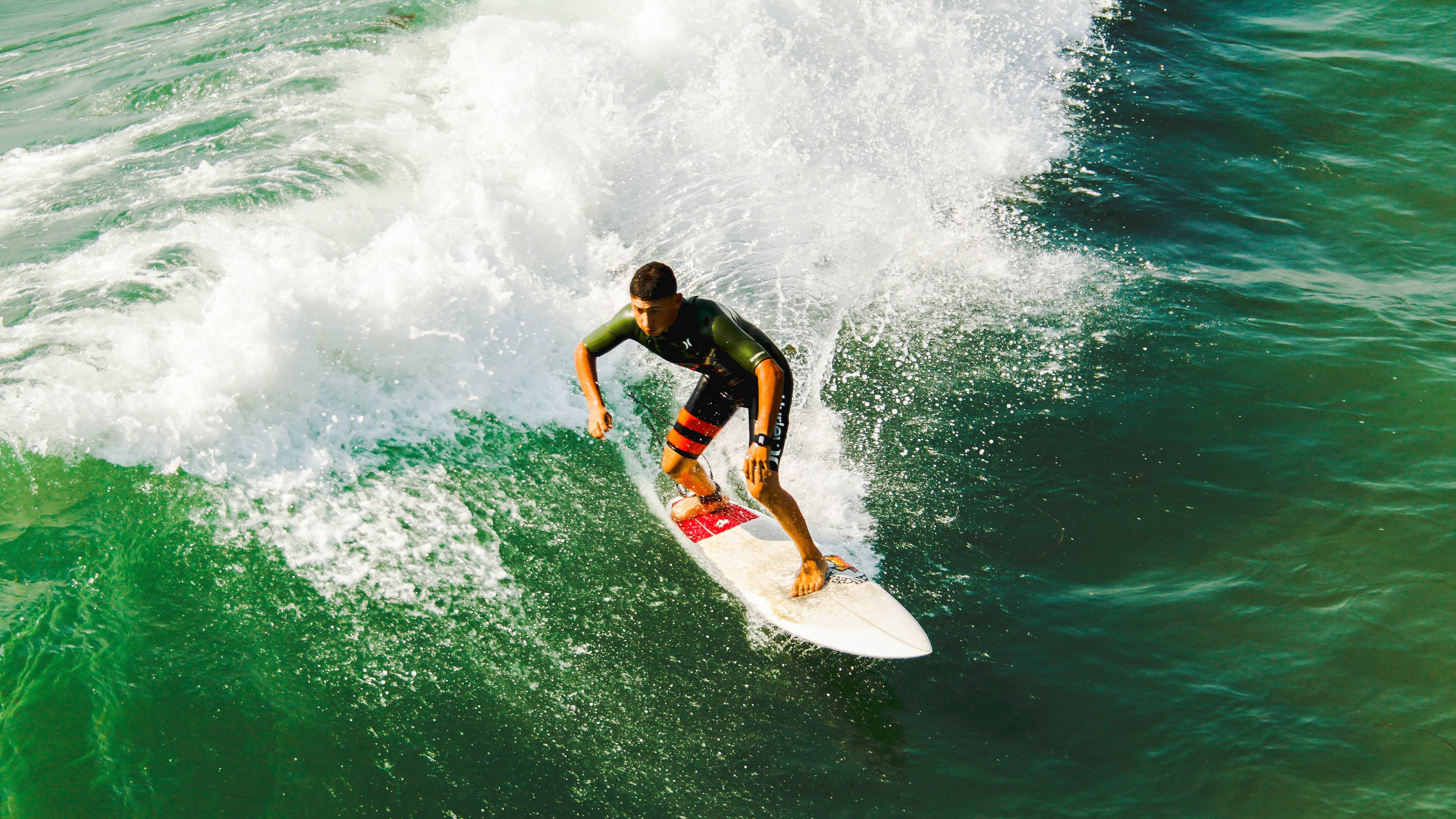 绿茵场上的鏖战与羽坛新峰的诞生，德国队激战日本队，安赛龙刷新历史纪录